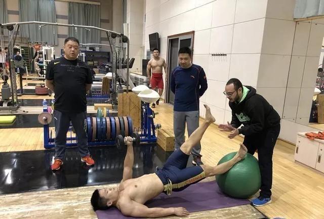 杠铃举重世界纪录_举重冠军的杠铃有多重_杠铃举重冠军多少千克