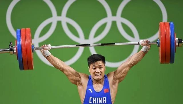 杠铃举重冠军多少千克_举重冠军的杠铃有多重_杠铃举重世界纪录