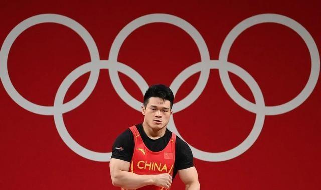 杠铃举重世界纪录_举重冠军的杠铃有多重_杠铃举重冠军多少千克