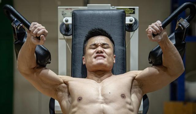 杠铃举重冠军多少千克_举重冠军的杠铃有多重_杠铃举重世界纪录