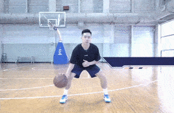 篮球新手技巧训练带球视频_怎么带篮球训练_如何带新手训练篮球技巧