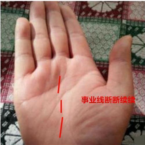 周易命理师傅：命苦人的手相，一生状况不断，必定难发大财