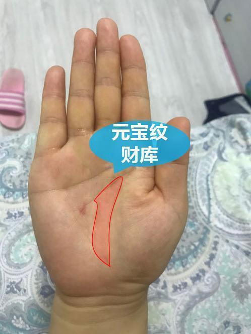 周易命理师傅：命苦人的手相，一生状况不断，必定难发大财