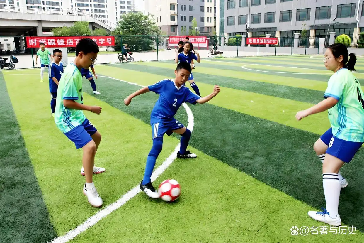 中国踢足球比赛视频_我国踢足球_中国足球大纲踢法规则
