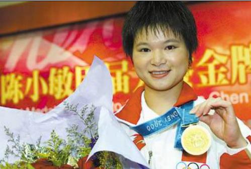 金牌举重冠军钱值钱吗_举重冠军金牌值多少钱啊_举重金牌多少钱一块
