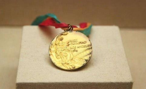 金牌榜举重冠军_金牌举重_举重冠军金牌值多少钱啊