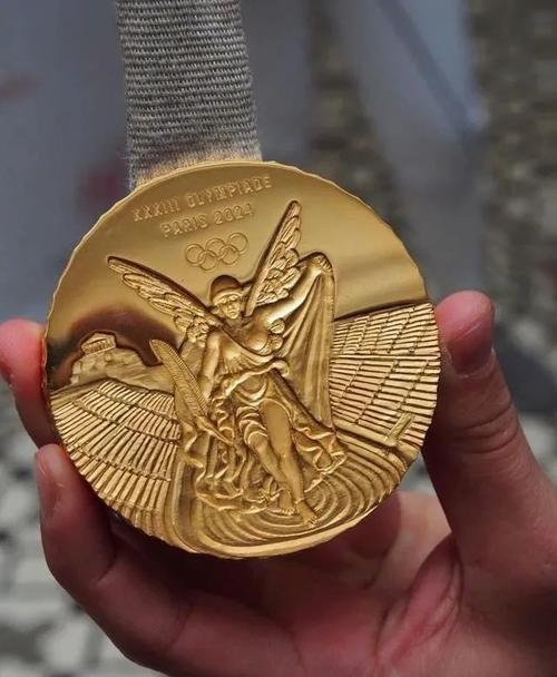 金牌举重_金牌榜举重冠军_举重冠军金牌值多少钱啊
