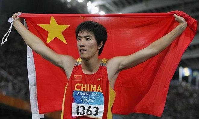 举重冠军金牌值多少钱啊_金牌举重_金牌举重冠军钱值钱吗