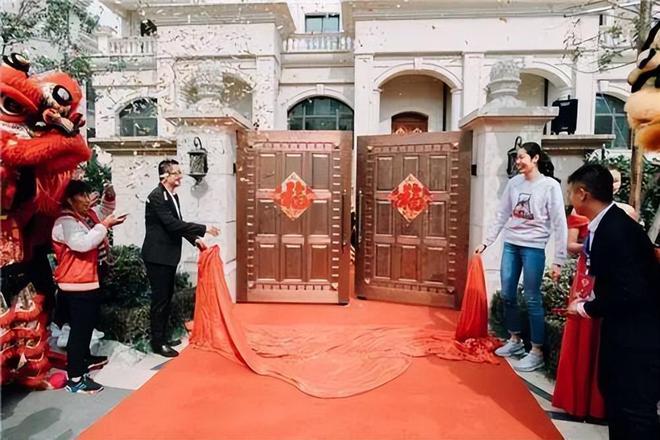 金牌举重冠军钱值钱吗_举重冠军金牌值多少钱啊_金牌举重