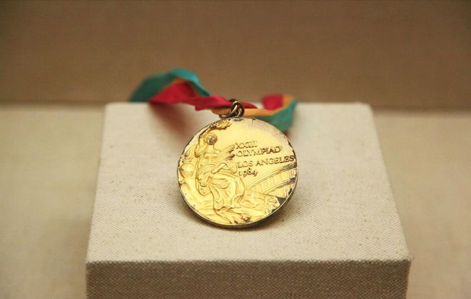 金牌举重冠军钱值钱吗_举重冠军金牌值多少钱啊_金牌举重