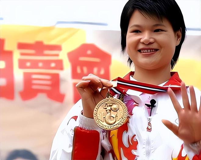 举重冠军金牌值多少钱啊_金牌举重_金牌举重冠军钱值钱吗