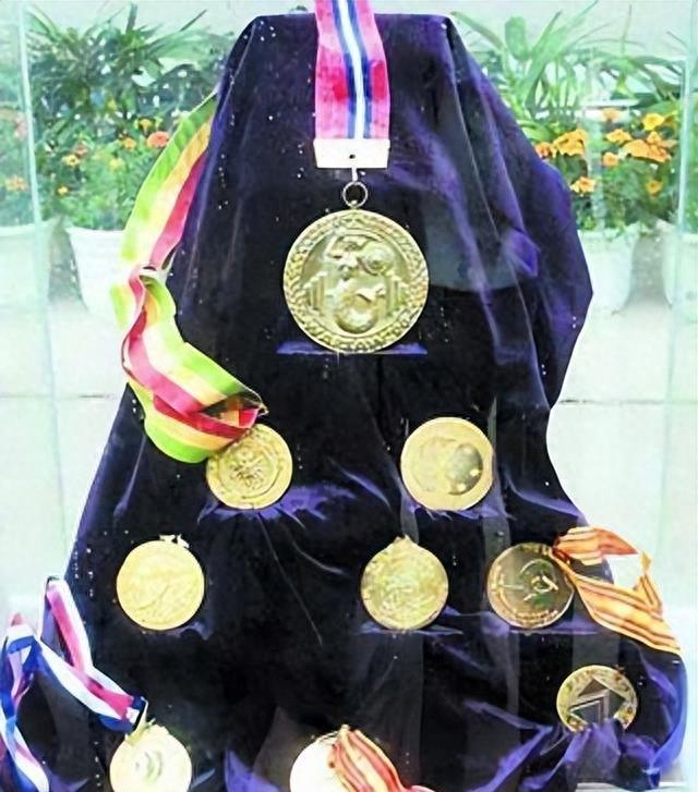 金牌榜举重冠军_金牌举重冠军钱值多少_举重冠军金牌值多少钱啊