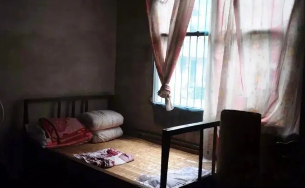 举重冠军谌利军女友照片_女子举重队员_女子举重参赛选手