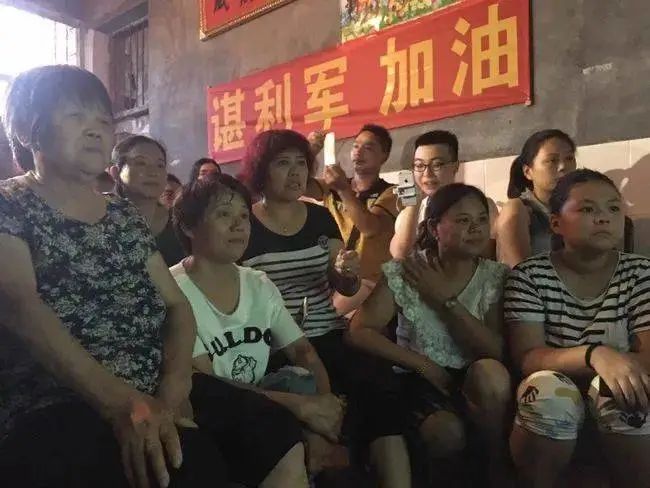 女子举重队员_举重冠军谌利军女友照片_女子举重参赛选手