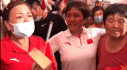 女子举重队员_举重冠军谌利军女友照片_女子举重参赛选手