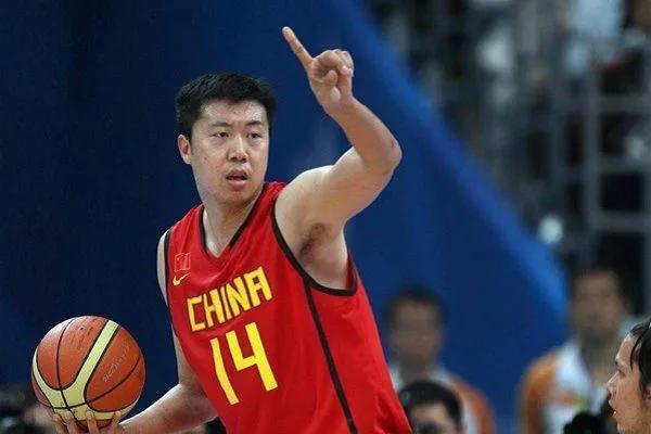 中国篮坛传奇：姚明与王治郅的辉煌成就与NBA征程